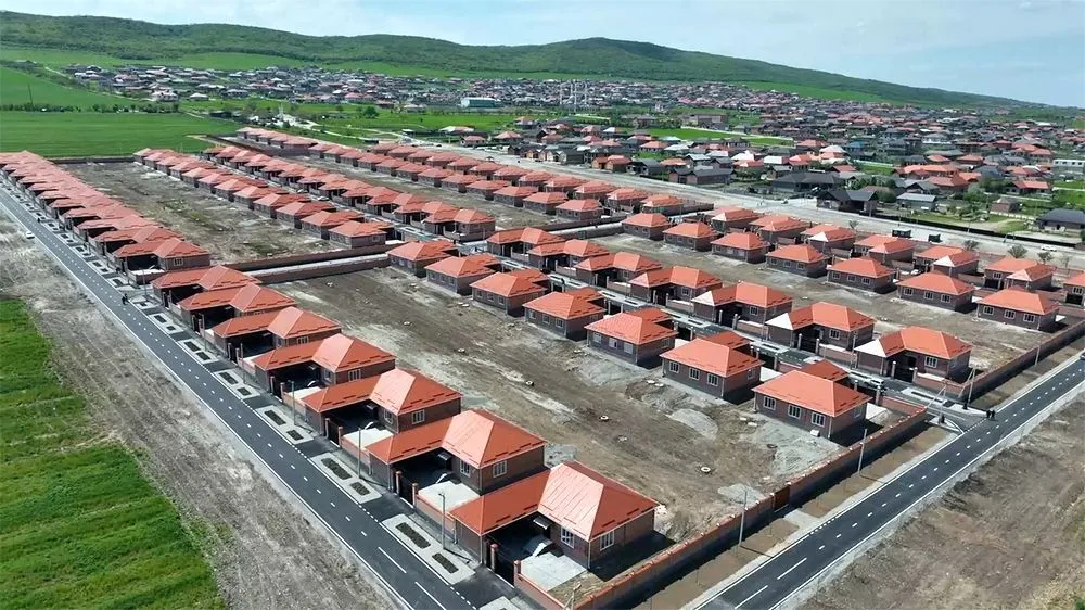Пострадавшим от наводнения в Чечне вручили ключи от 143 новых домов