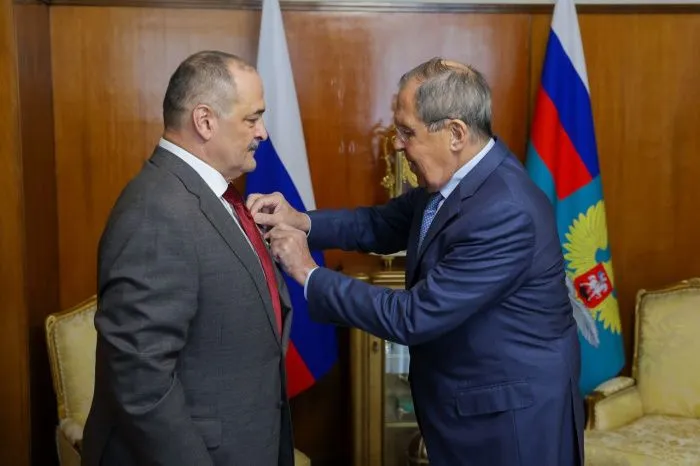 Сергей Лавров наградил главу Дагестана за развитие международного сотрудничества