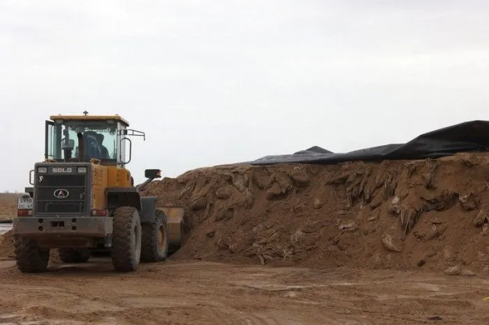 В Ростовской области временно приостановили работу полигона, где хранился песок с мазутом