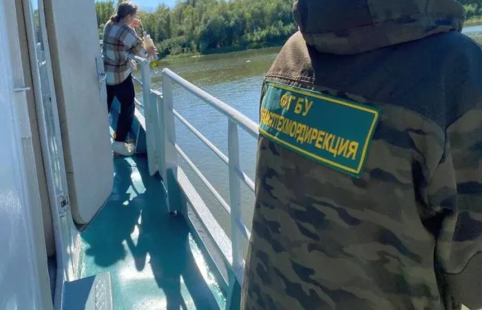 Росприроднадзор заявил о загрязнении нефтепродуктами реки в Астрахани