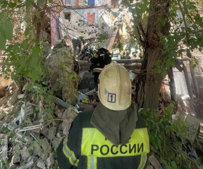 В Астрахани обрушилась часть подъезда многоквартирного дома