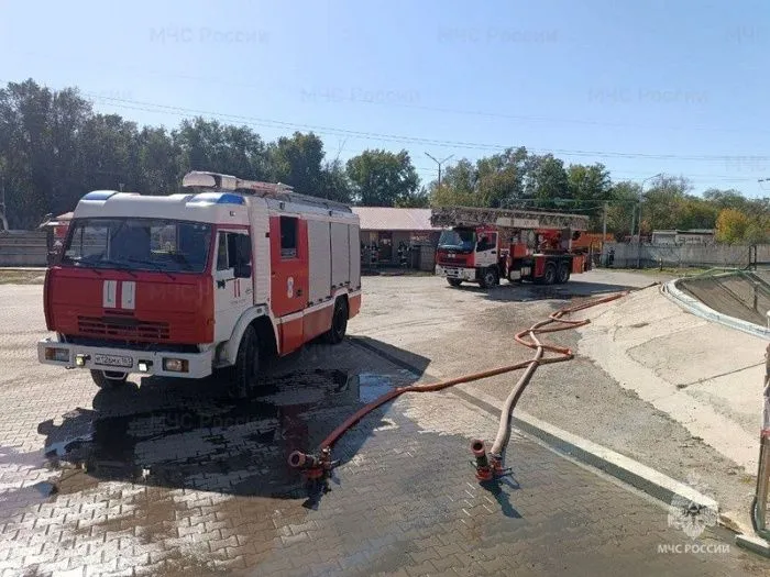 После атаки БПЛА в Ростовской области возник пожар на территории предприятия
