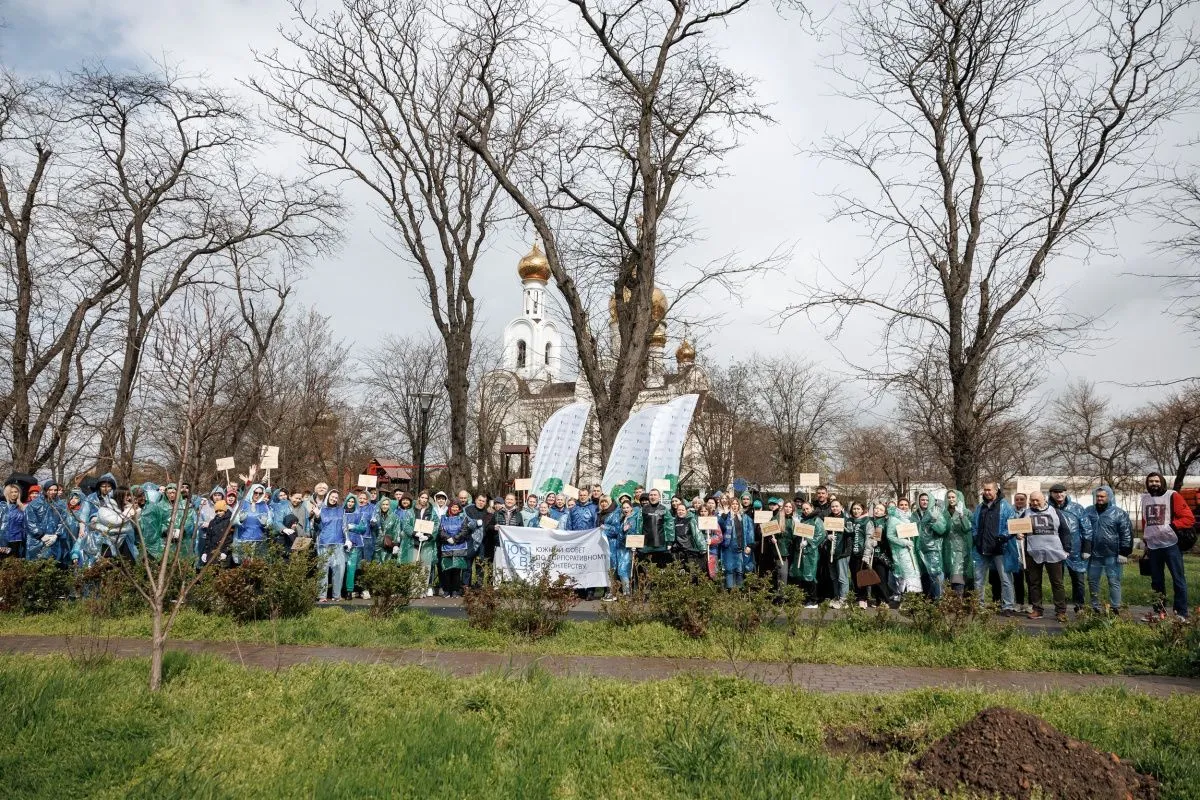 Экологический десант в Димитриевском парке: ТПП Ростовской области и ЮСКВ провели акцию по озеленению города