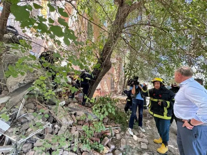 В Астрахани обрушилась часть подъезда многоквартирного дома