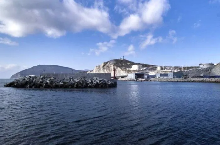 ТАСС: В Новороссийске в море разлилось более 1 тонны нефти