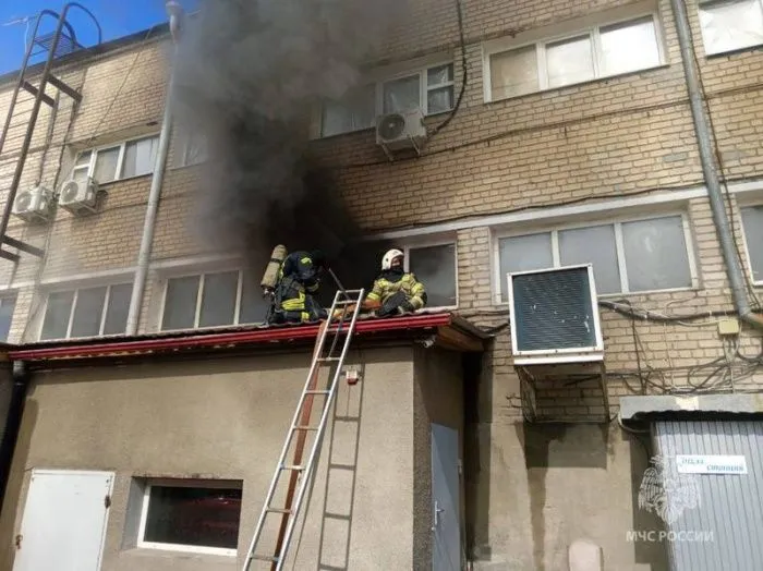 В результате пожара в ТЦ в Новошахтинске погиб спасатель