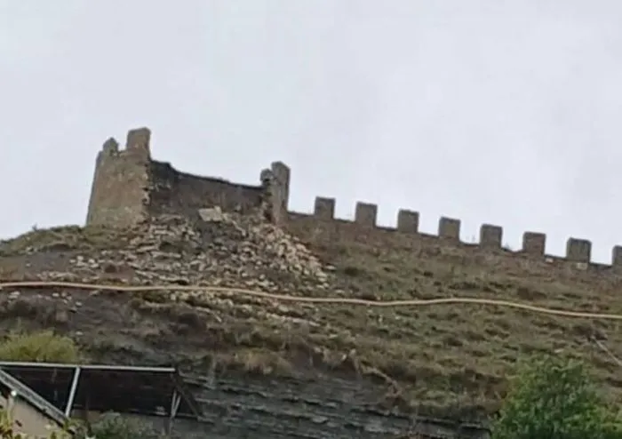 В Дагестане из-за ливней частично обрушилась стена древней крепости