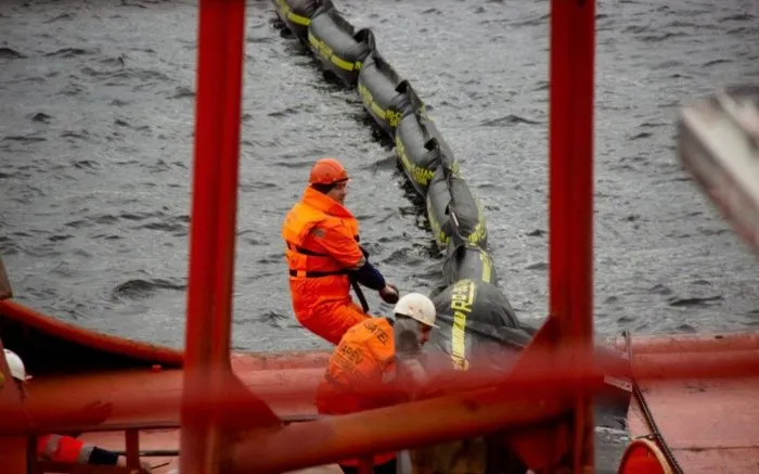 В порту Новороссийска локализовали разлив нефтепродуктов после бункеровки