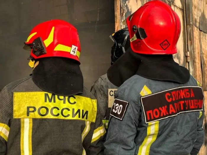 На горящей нефтебазе на Кубани от взрыва пострадали двое человек