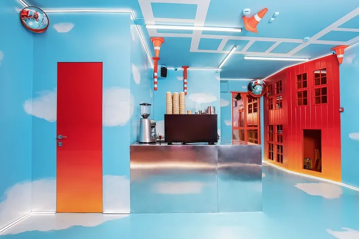 Зона кафе в «Перевернутом доме» в Тобольске Зона кафе в «Перевернутом доме» в Тобольске