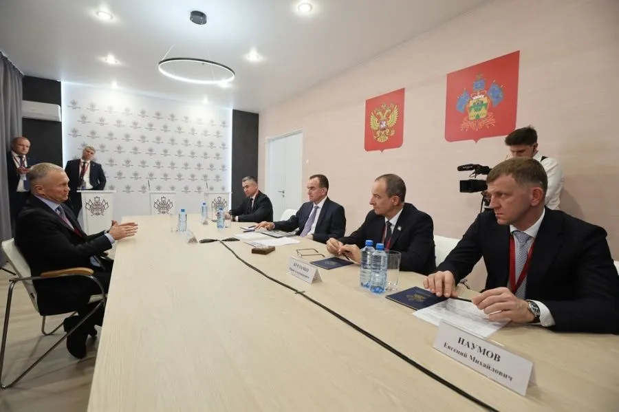 Встреча Вениамина Кондратьева, Евгения Наумова и Вадима Анисимова на полях ПМЭФ-2026, где было подписано соглашение о строительстве фармацевтических заводов в Краснодаре // Фото: администрация Краснодарского края Встреча Вениамина Кондратьева, Евгения Наумова и Вадима Анисимова на полях ПМЭФ-2026, где было подписано соглашение о строительстве фармацевтических заводов в Краснодаре // Фото: администрация Краснодарского края