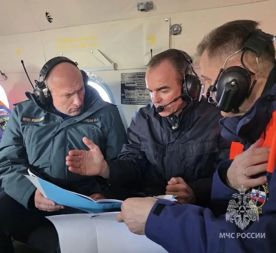Глава МЧС России Александр Куренков и губернатор Краснодарского края Вениамин Кондратьев облетают акваторию Чёрного моря на вертолёте, чтобы оценить последствия атаки на морской порт // Фото: МЧС России