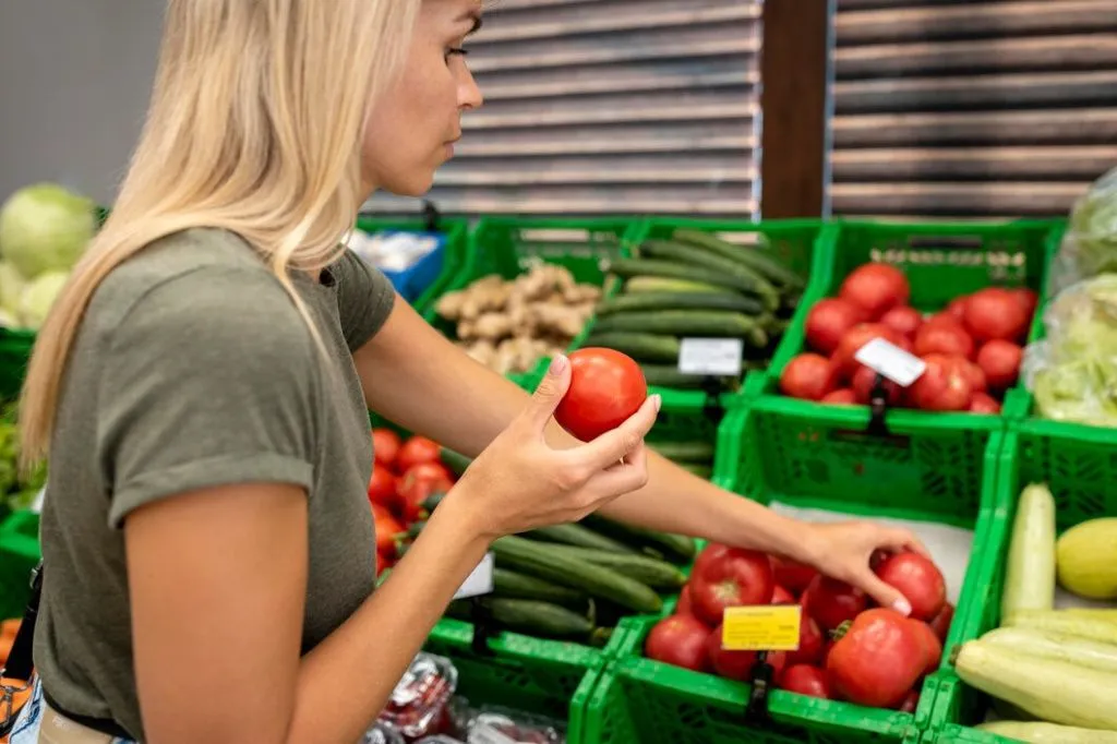 close-up-woman-holding-tomato_23-2149081068.jpg close-up-woman-holding-tomato_23-2149081068.jpg