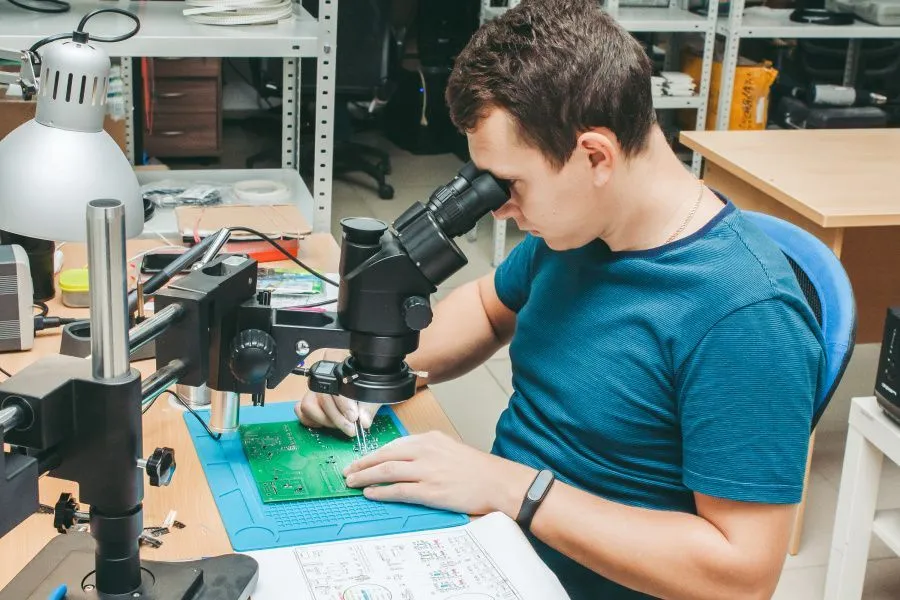 Самый заметный тренд сейчас — инвазивные решения, то, что в быту называют «чипами в голову», говорит Вадим Сахаров // Фото: пресс-служба «Нейротех» Самый заметный тренд сейчас — инвазивные решения, то, что в быту называют «чипами в голову», говорит Вадим Сахаров // Фото: пресс-служба «Нейротех»