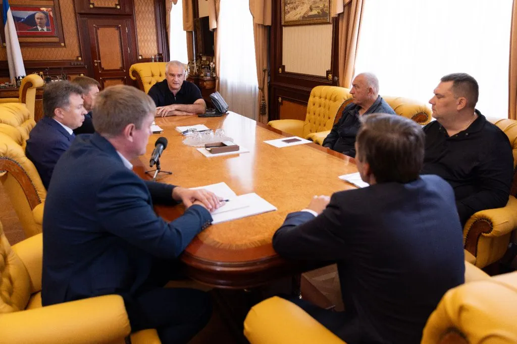 Глава Крыма Сергей Аксёнов встретился с представителями топливных компаний, чтобы обусдить ситуацию с бензином 