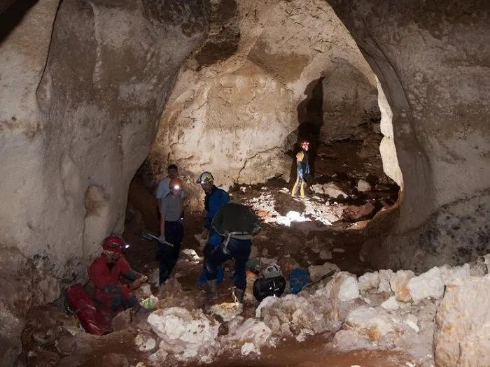 Спелеологи в Крыму.jpg Спелеологи в Крыму.jpg