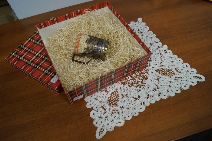 Стакан с подстаканником и кружевная салфетка (50-70 е гг. XX в). Из личных вещей семьи Г. Ф. Шолохова-Синявского. Передано в музей Т.А. Шолоховой, внучкой писателя..jpg Стакан с подстаканником и кружевная салфетка (50-70 е гг. XX в). Из личных вещей семьи Г. Ф. Шолохова-Синявского. Передано в музей Т.А. Шолоховой, внучкой писателя..jpg