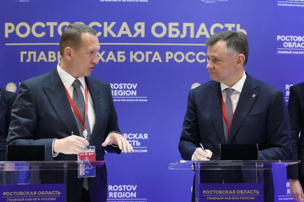 Врио губернатора Дона Юрий Слюсарь и генеральный директор «Акрон Холдинг» Павел Морозов // Фото: Правительство Ростовской области Врио губернатора Дона Юрий Слюсарь и генеральный директор «Акрон Холдинг» Павел Морозов // Фото: Правительство Ростовской области