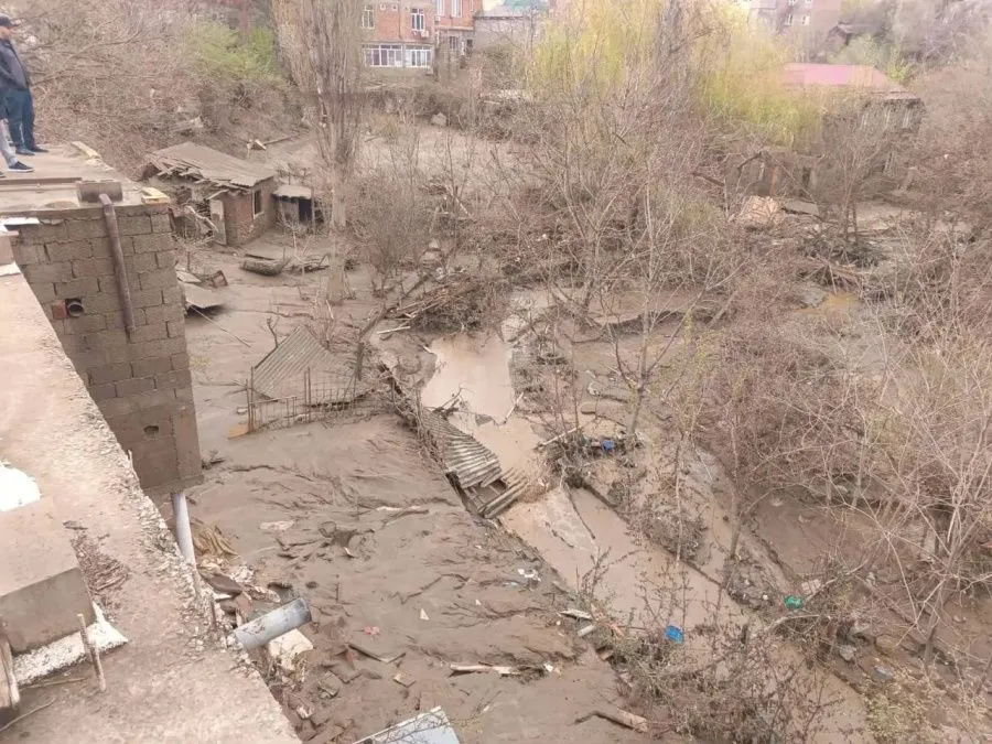 Как оказалось, в прибрежной зоне реки Тарнаирка жилые дома самовольно возводились в местах, где существует угроза подтопления и даже в руслах рек // Фото: Администрация главы республики Дагестан