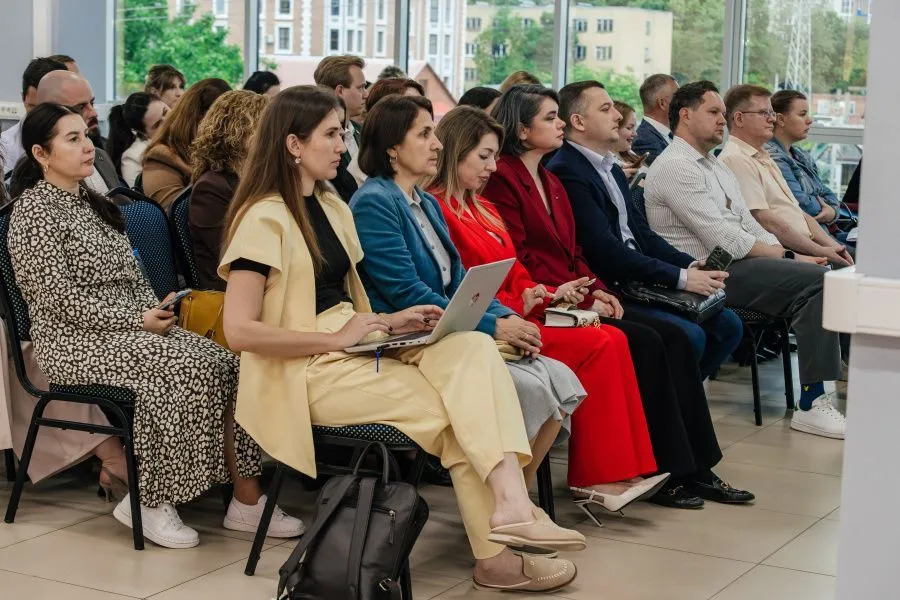 Регионы конкурируют не только за инвестиции, мощности и логистику, но и за возможность удерживать и развивать талантливых людей, особенно на стыке креативной экономики, технологий и предпринимательства, отмечалось в ходе дискуссии // Фото: «Эксперт Юг»