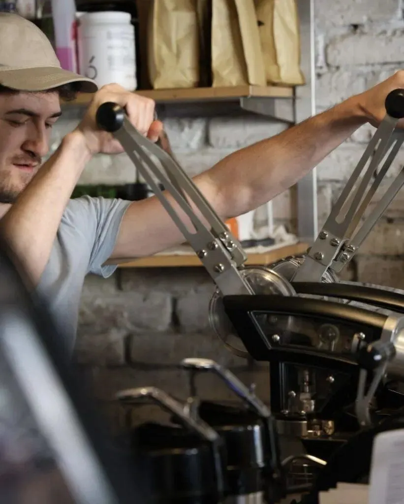 Логистические проблемы сократили разнообразие зерна на рынке и подстегнули рост его стоимости, говорит Ринат Гамидов // // Фото: 1930 Coffee Co Логистические проблемы сократили разнообразие зерна на рынке и подстегнули рост его стоимости, говорит Ринат Гамидов // // Фото: 1930 Coffee Co