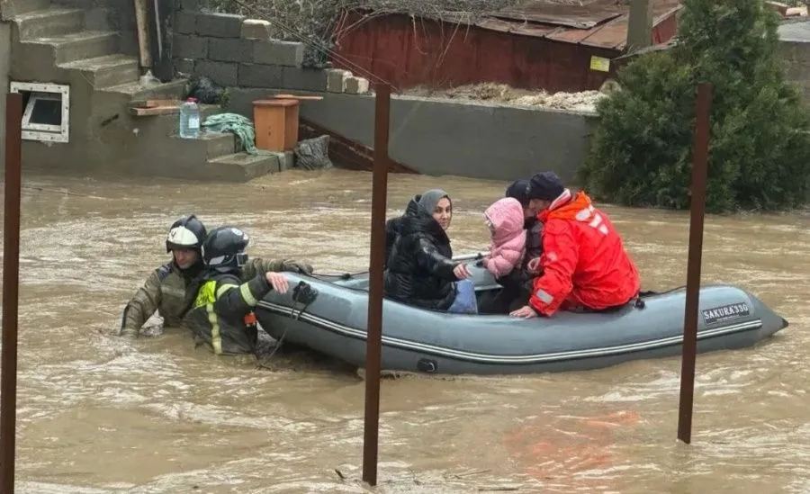 Спасатели эвакуируют людей из затопленных районов // Фото: МЧС России