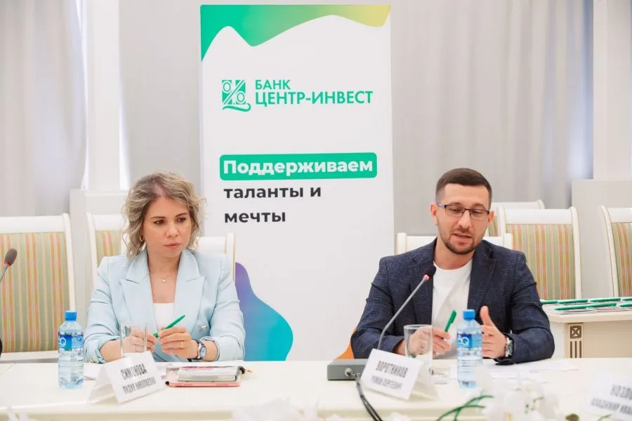 Роман Воротников, директор Центра поддержки экспорта Краснодарского края, и Лидия Симонова, заместитель председателя правления по внешнеэкономической деятельности банка «Центр-инвест» Роман Воротников, директор Центра поддержки экспорта Краснодарского края, и Лидия Симонова, заместитель председателя правления по внешнеэкономической деятельности банка «Центр-инвест»