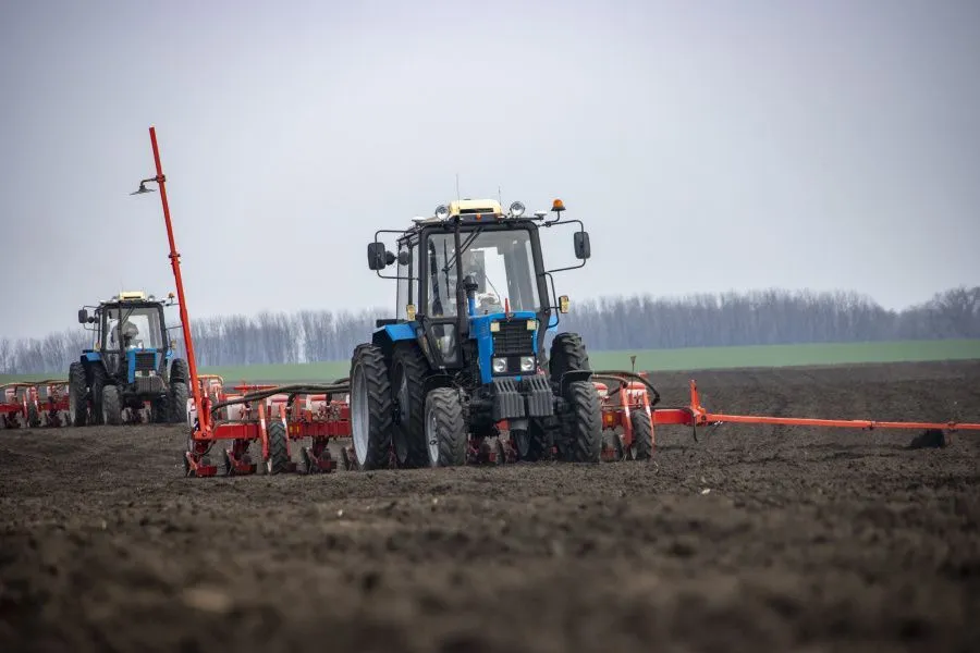 Высокий процент отечественной сельхозтехники у российских аграриев во многом связан со сложностью доступа к зарубежным аналогам, а также с желанием сэкономить.