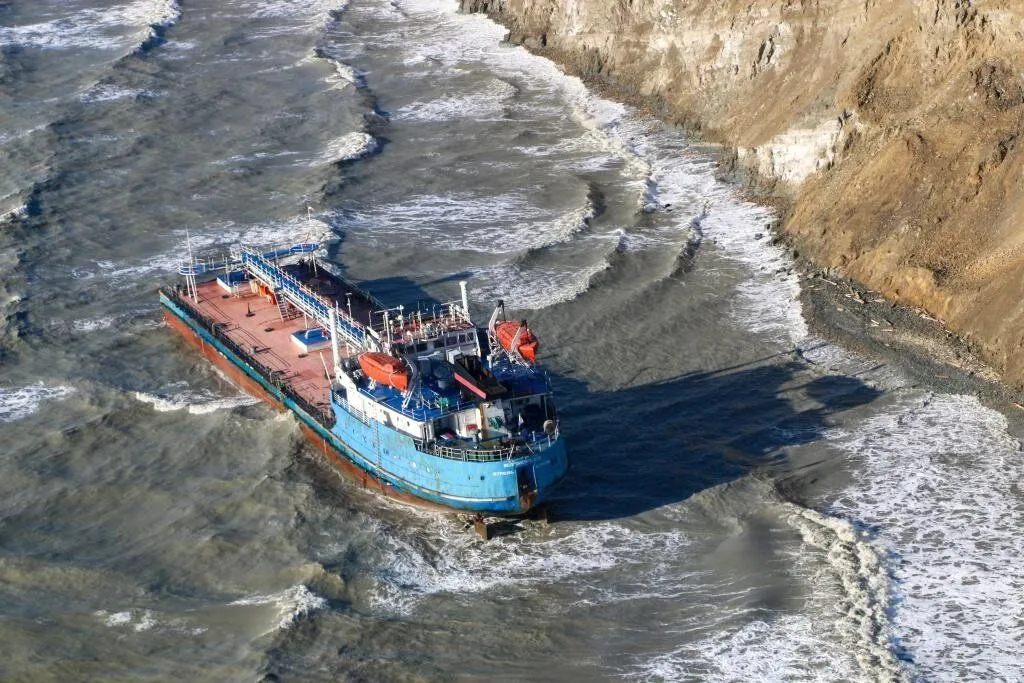 Танкер, севший на мель // Фото: пресс-служба Минприроды Танкер, севший на мель // Фото: пресс-служба Минприроды