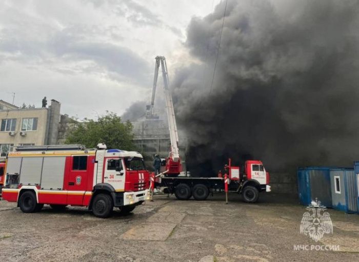 Площадь пожара на складе с пряжей в Ростове-на-Дону увеличилась до 800 кв. метров