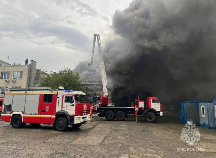 Площадь пожара на складе с пряжей в Ростове-на-Дону увеличилась до 800 кв. метров Площадь пожара на складе с пряжей в Ростове-на-Дону увеличилась до 800 кв. метров