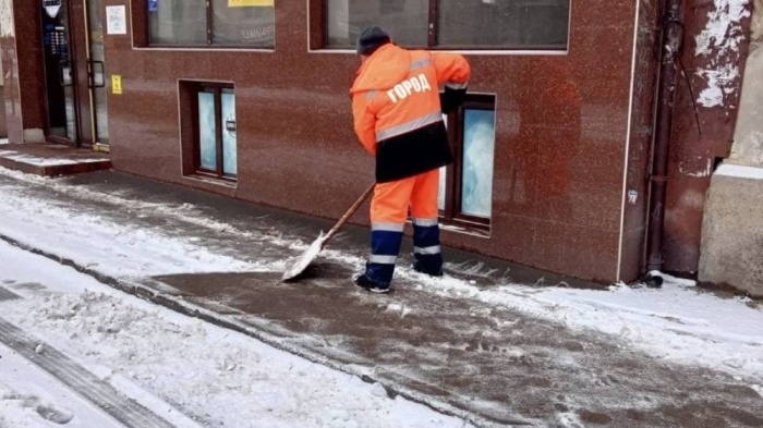 В Симферополе 230 дворников убирают улицы после снегопада