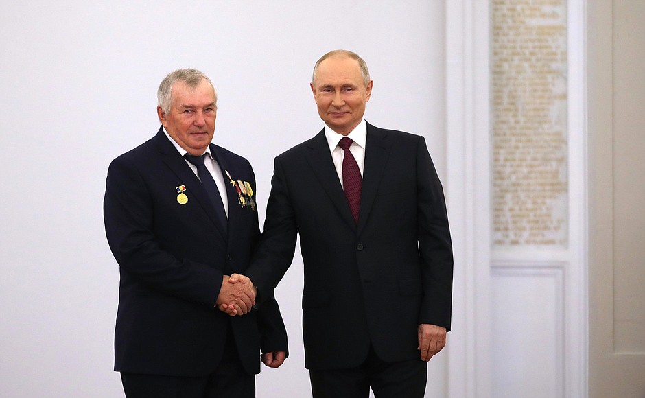 Владимир Путин охарактеризовал доход донского тракториста словами «это маловато» Владимир Путин охарактеризовал доход донского тракториста словами «это маловато»