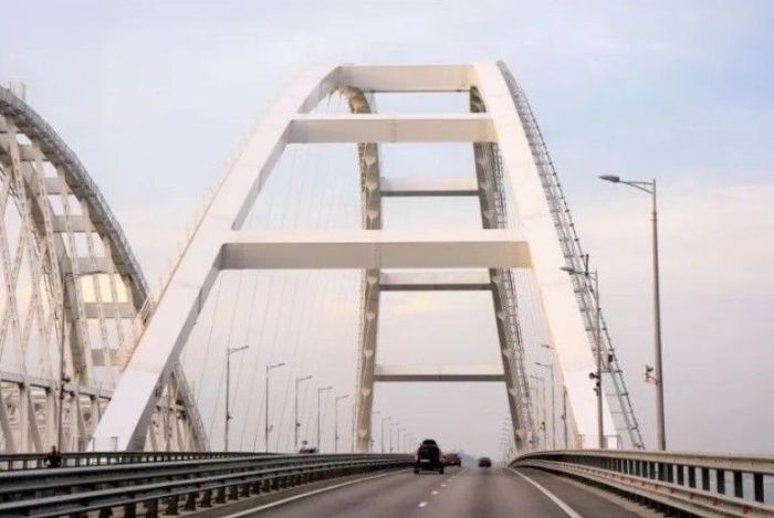 Движение автомобилей по Крымскому мосту временно запретят Движение автомобилей по Крымскому мосту временно запретят