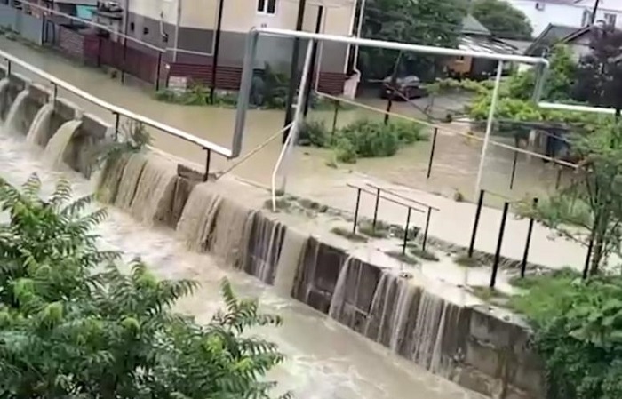 Вода в реке Лоо поднялась и подтопила улицы Сочи Вода в реке Лоо поднялась и подтопила улицы Сочи