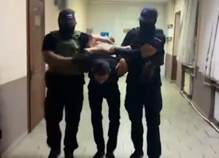 Житель Шахт стал первым задержанным за мошенничество с использованием мессенджера МАХ Житель Шахт стал первым задержанным за мошенничество с использованием мессенджера МАХ