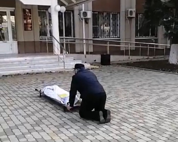 К зданию администрации Тимашевского района на носилках принесли тело умершей женщины К зданию администрации Тимашевского района на носилках принесли тело умершей женщины