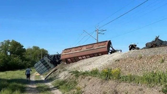 Глава парламента Крыма Константинов подтвердил, что поезд сошел с рельсов из-за подрыва