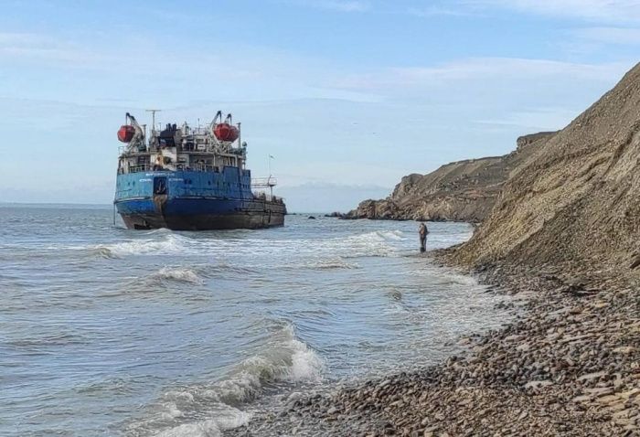 На Черном море танкер с мазутом на мели огородили бонами, пляжи - защитными рвами На Черном море танкер с мазутом на мели огородили бонами, пляжи - защитными рвами