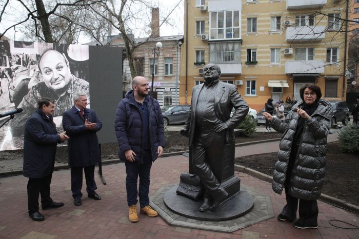 Памятник сатирику Михаилу Жванецкому открыли в Ростове-на-Дону Памятник сатирику Михаилу Жванецкому открыли в Ростове-на-Дону
