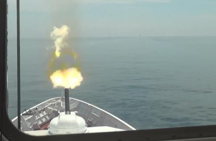 ФСБ обнародовала видео стрельбы по курсу британского эсминца рядом с Крымом