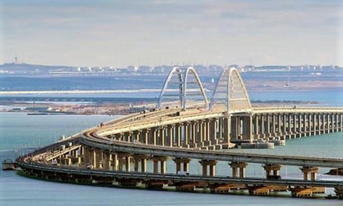 У Крымского моста скопилось больше 900 автомобилей У Крымского моста скопилось больше 900 автомобилей