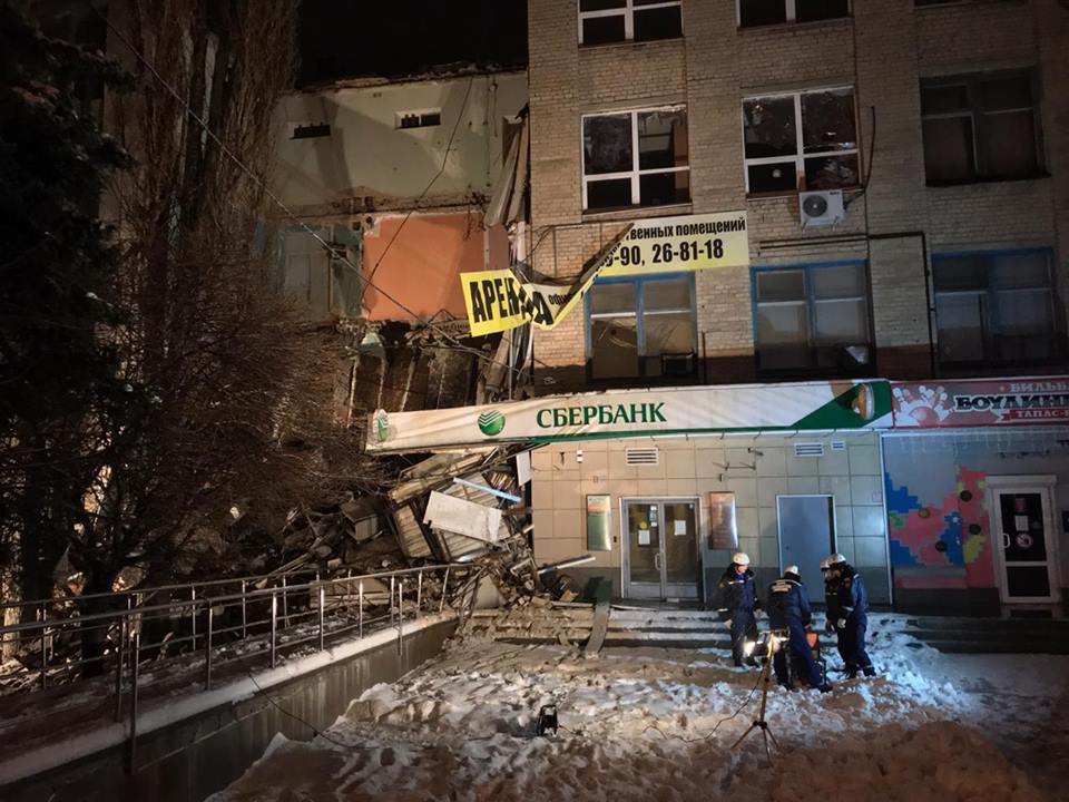 Ростовские спасатели приступили к обследованию рухнувшего здания в Новочеркасске Ростовские спасатели приступили к обследованию рухнувшего здания в Новочеркасске