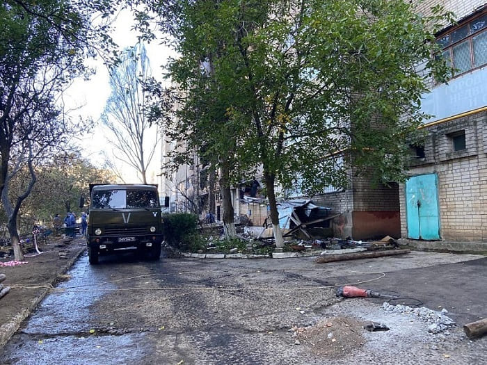 В Ейске 264 жителя вернулись в дом, поврежденный при падении самолета Су-34
