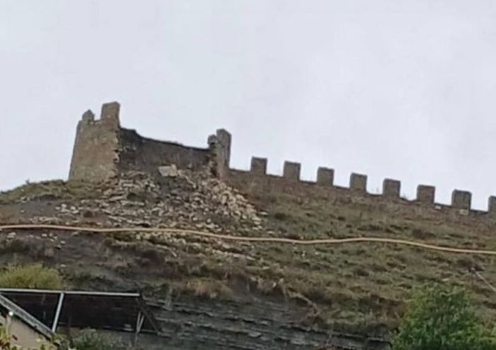 В Дагестане из-за ливней частично обрушилась стена древней крепости В Дагестане из-за ливней частично обрушилась стена древней крепости