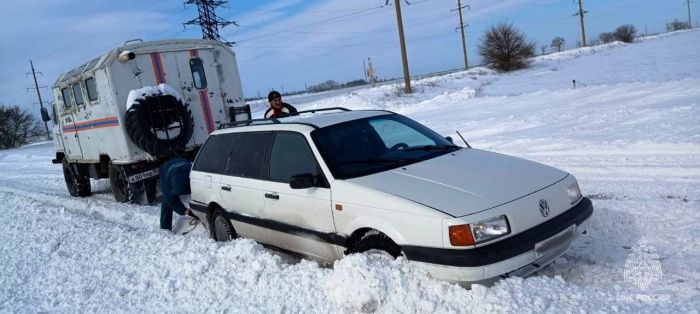 В Крыму эвакуировали 22 автомобиля из снежного плена В Крыму эвакуировали 22 автомобиля из снежного плена