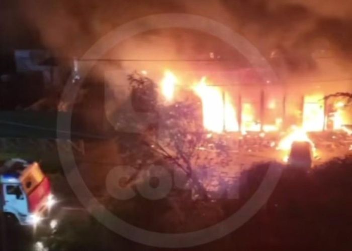 В Сочи сгорел торговый павильон и несколько автомобилей В Сочи сгорел торговый павильон и несколько автомобилей