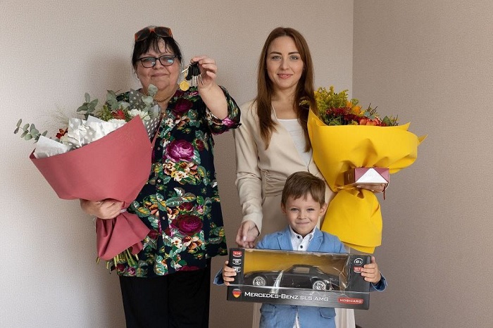 Семья ростовчан получила ключи от квартиры, обещанной Алексеем Логвиненко, в День города
