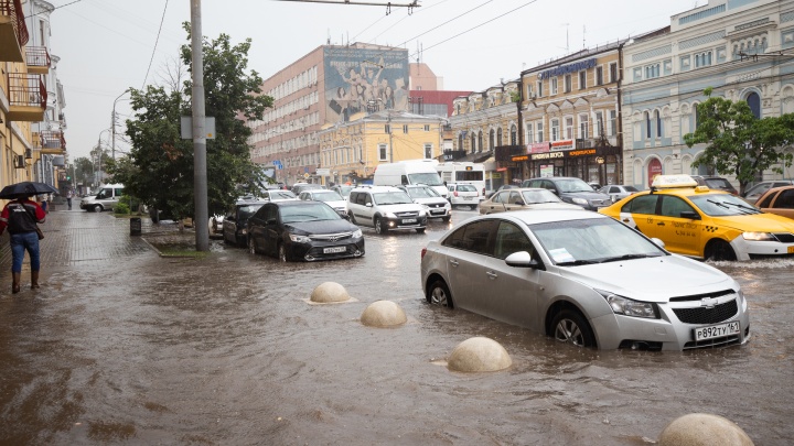 Мощный дождь в Ростове затопил улицы и обострил проблемы с «ливневкой»