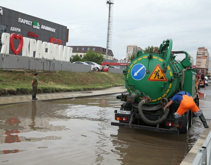 Глава Краснодара поручил коммунальщикам до конца дня откачать воду с подтопленных улиц